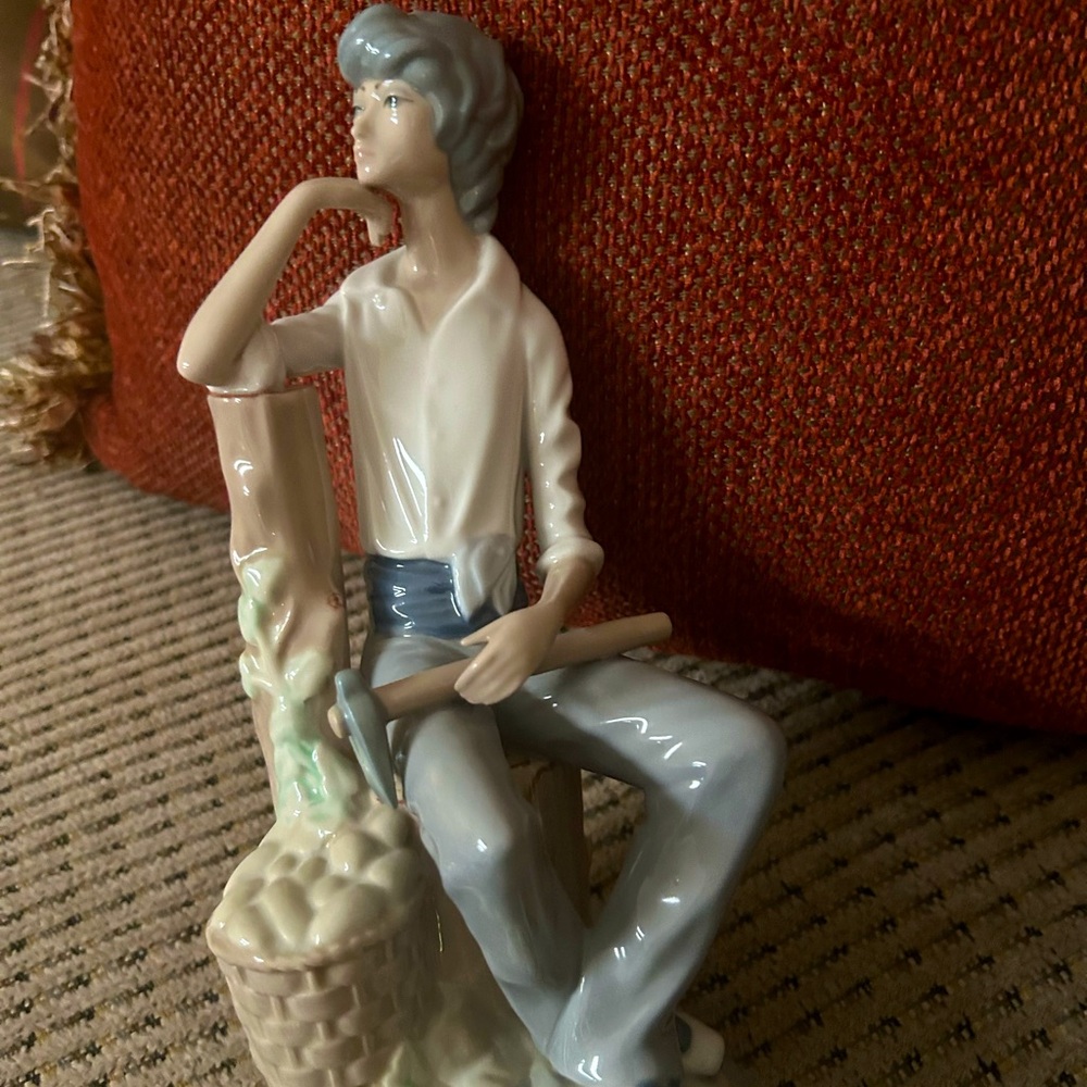 Cascade Porcelain Men with “hacha”